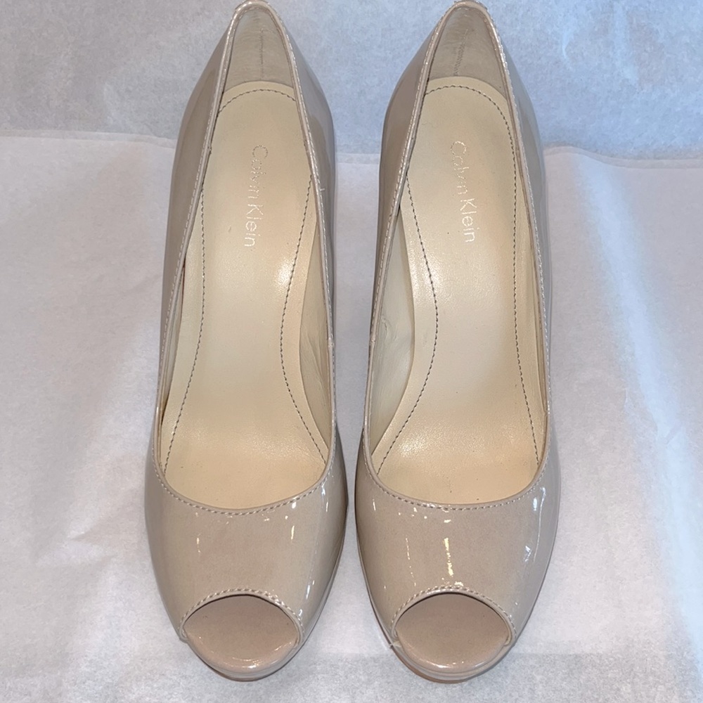 CALVIN KLEIN NUDE PATENT LEATHER PEEP-TOE HEELS.  Size 6
